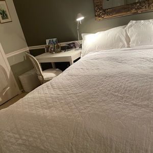 GORGEOUS QUEEN WHITE QUILT